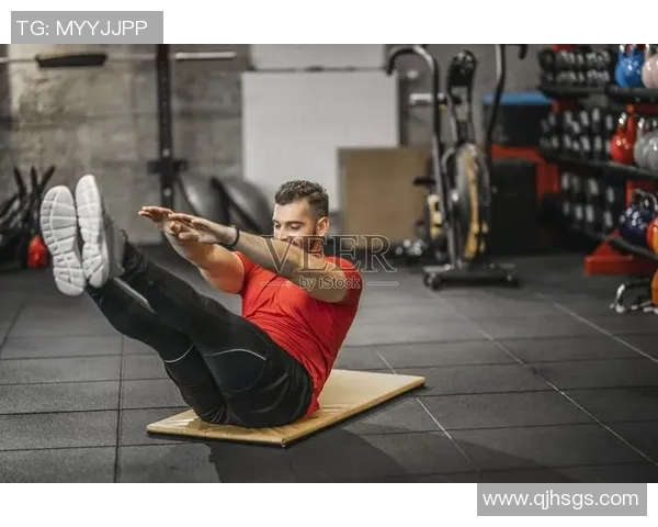 足球运动员如何锻炼腹肌塑造完美身材的秘诀与训练方法分享